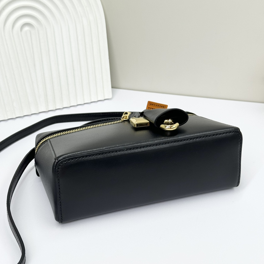 L0r0 P1ana Extra Pocket L19 Smooth Calfskin 11 x 19 x 6.5 cm