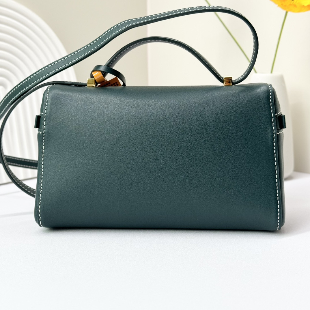 L0r0 P1ana Extra Pocket L19 Smooth Calfskin 11 x 19 x 6.5 cm