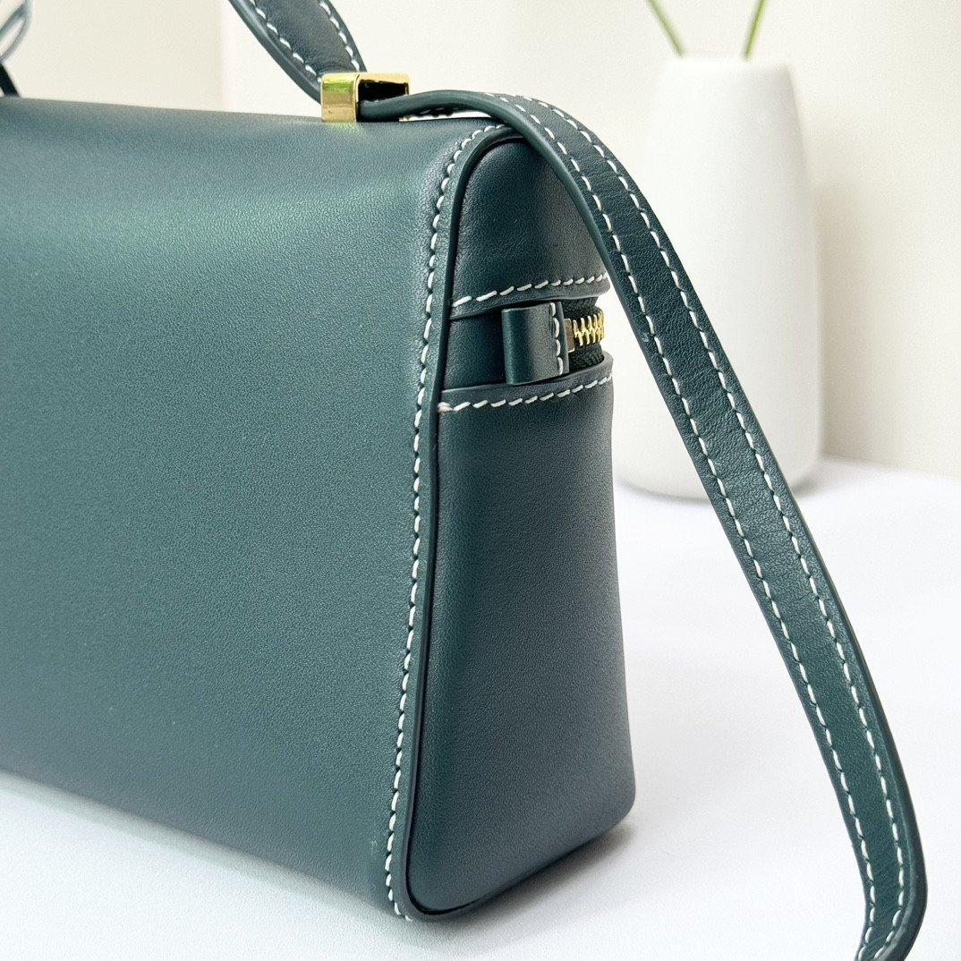 L0r0 P1ana Extra Pocket L19 Smooth Calfskin 11 x 19 x 6.5 cm