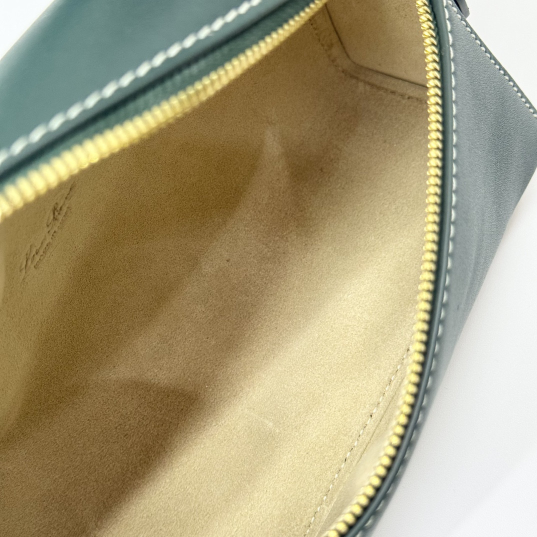 L0r0 P1ana Extra Pocket L19 Smooth Calfskin 11 x 19 x 6.5 cm