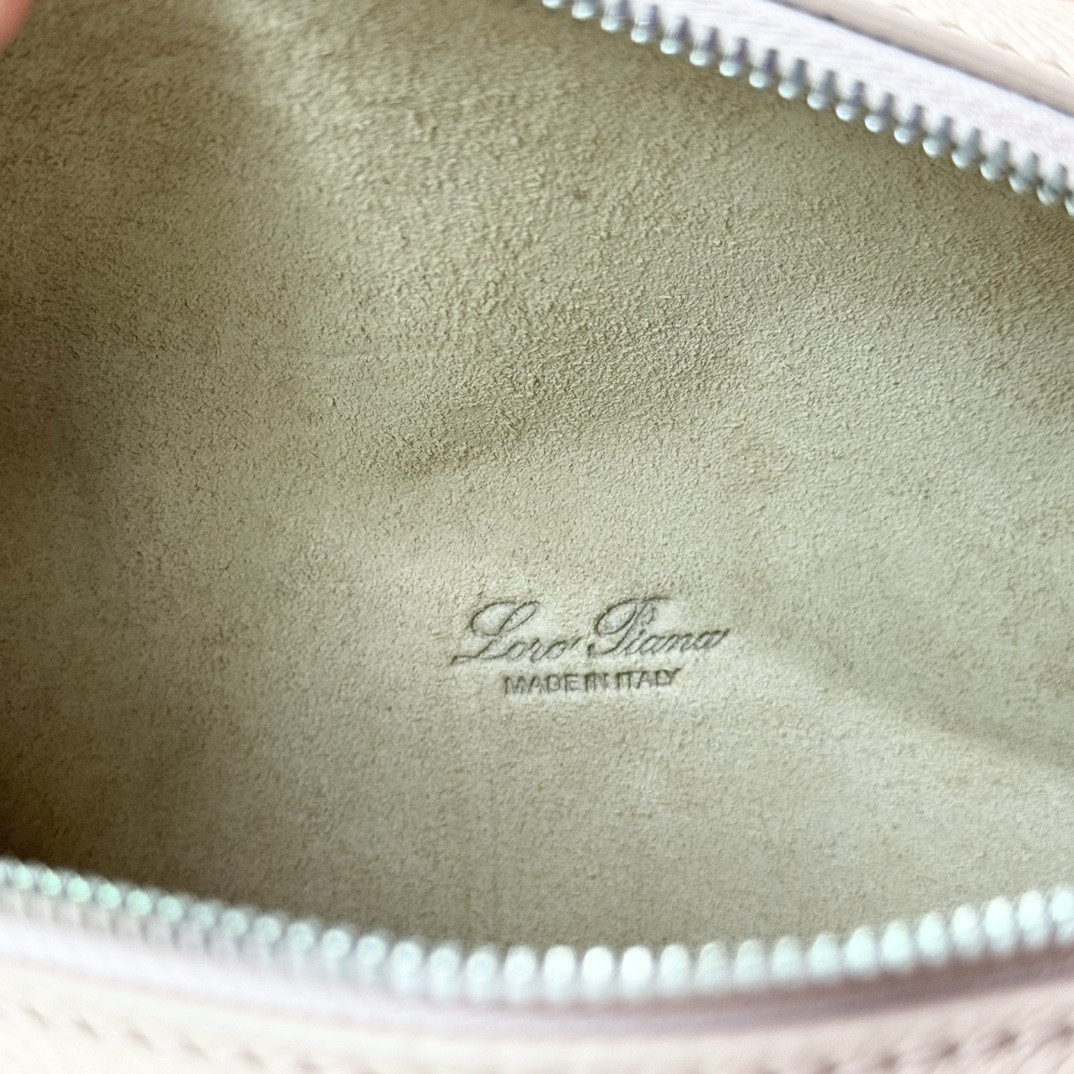 L0r0 P1ana Extra Pocket L19 Grained Calfskin 11 x 19 x 6.5 cm