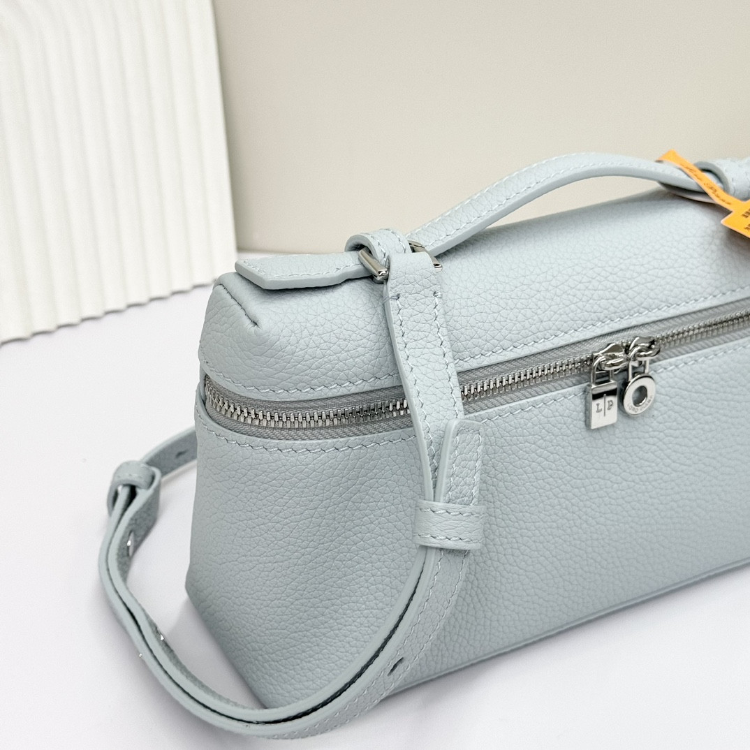 L0r0 P1ana Extra Pocket L19 Grained Calfskin 11 x 19 x 6.5 cm