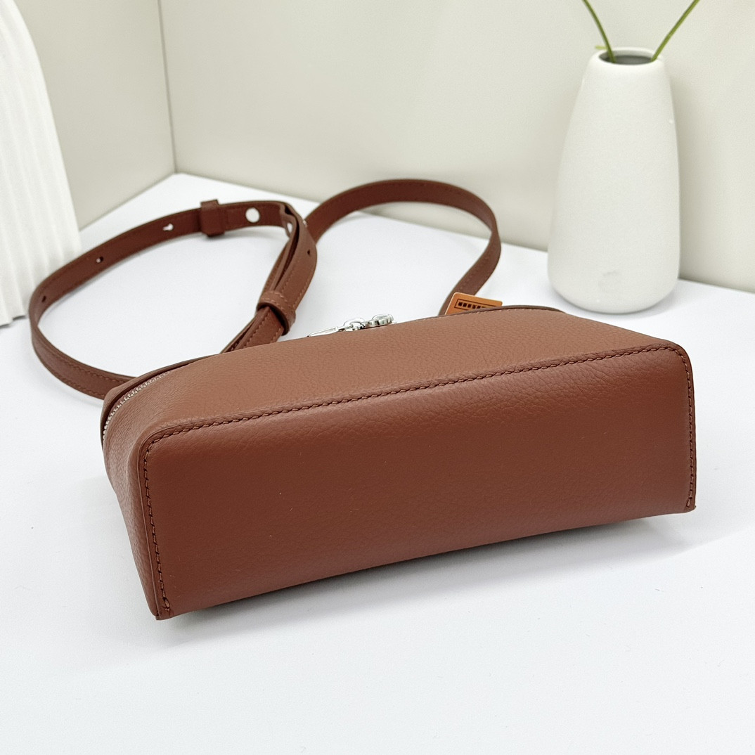 L0r0 P1ana Extra Pocket L19 Grained Calfskin 11 x 19 x 6.5 cm