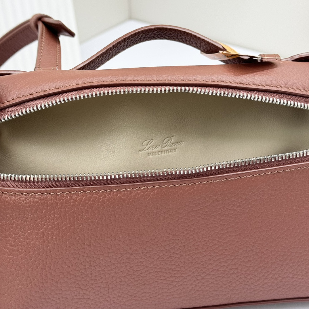 L0r0 P1ana Extra Pocket L19 Grained Calfskin 11 x 19 x 6.5 cm