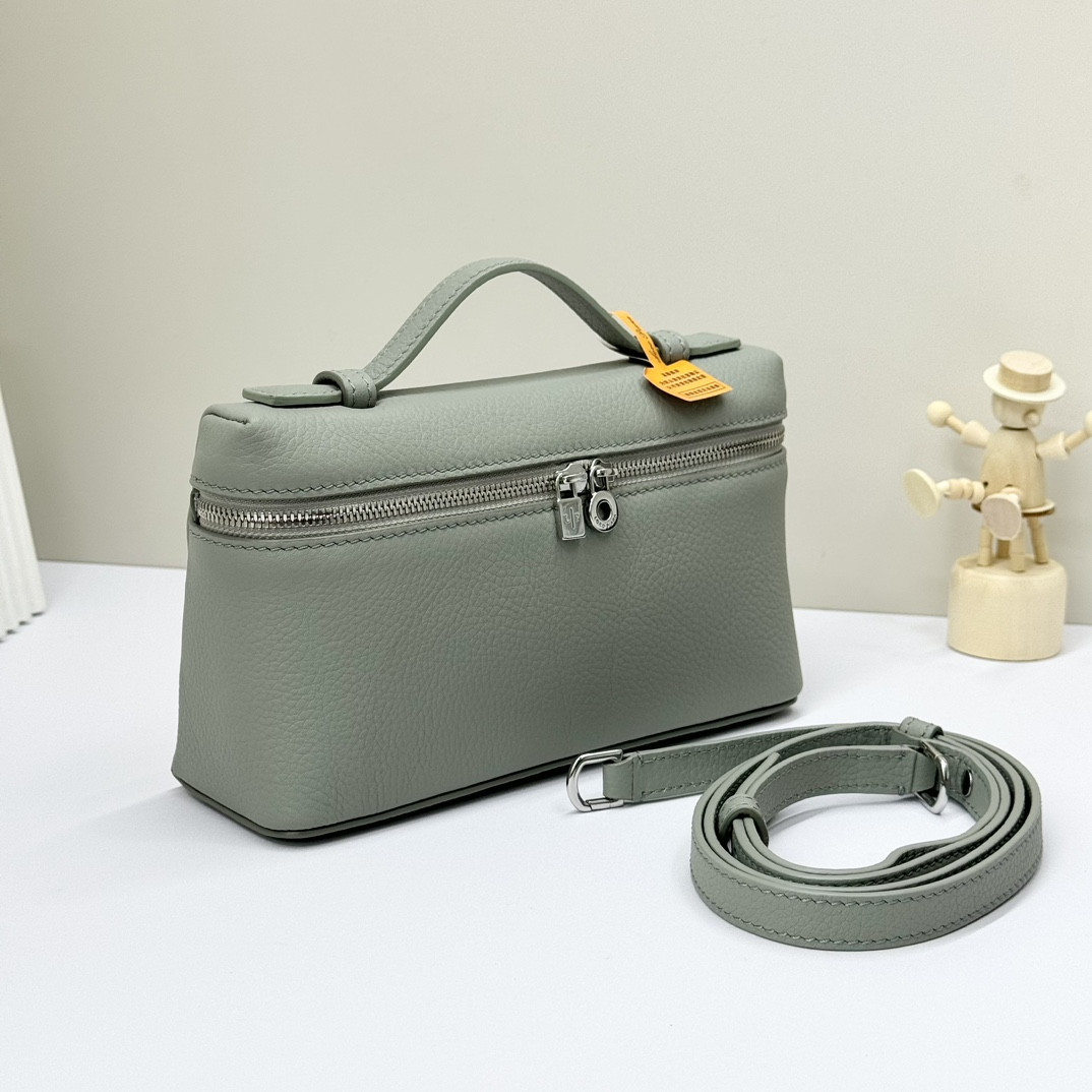 L0r0 P1ana Extra Pocket L19 Grained Calfskin 11 x 19 x 6.5 cm