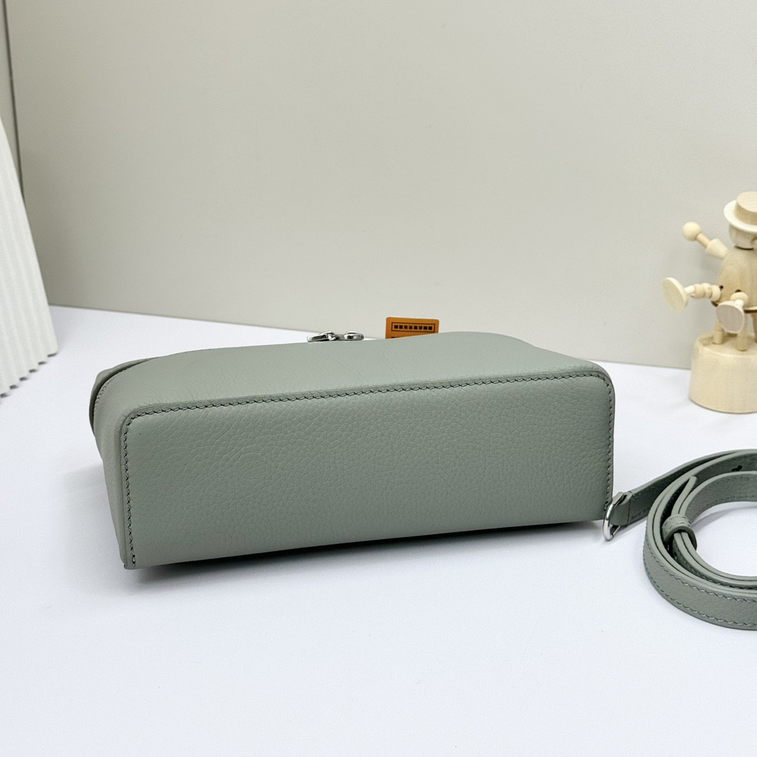 L0r0 P1ana Extra Pocket L19 Grained Calfskin 11 x 19 x 6.5 cm