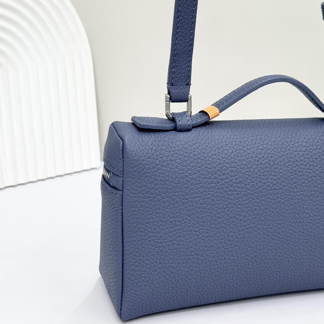 L0r0 P1ana Extra Pocket L19 Grained Calfskin 11 x 19 x 6.5 cm