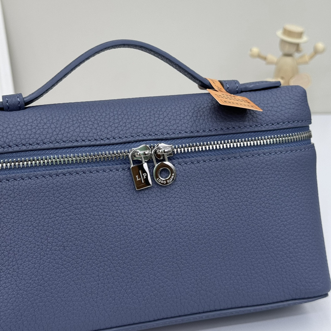 L0r0 P1ana Extra Pocket L19 Grained Calfskin 11 x 19 x 6.5 cm