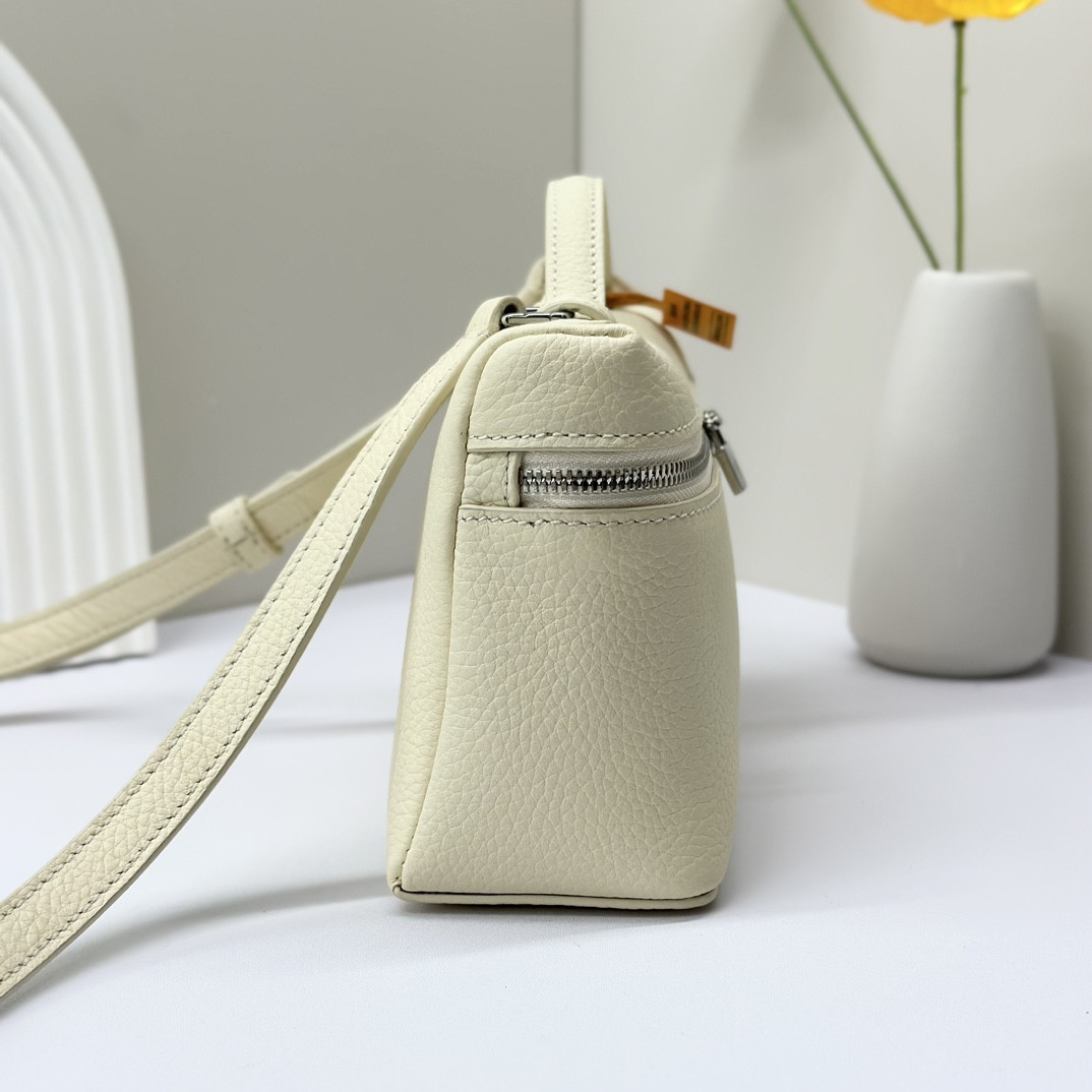 L0r0 P1ana Extra Pocket L19 Grained Calfskin 11 x 19 x 6.5 cm