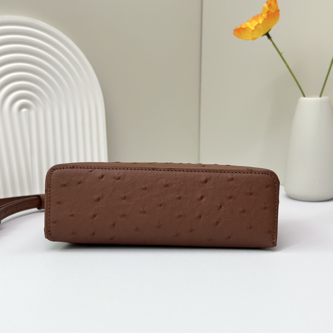 L0r0 P1ana Extra Pocket L19 Ostrich-grained Leather 11 x 19 x 6.5 cm