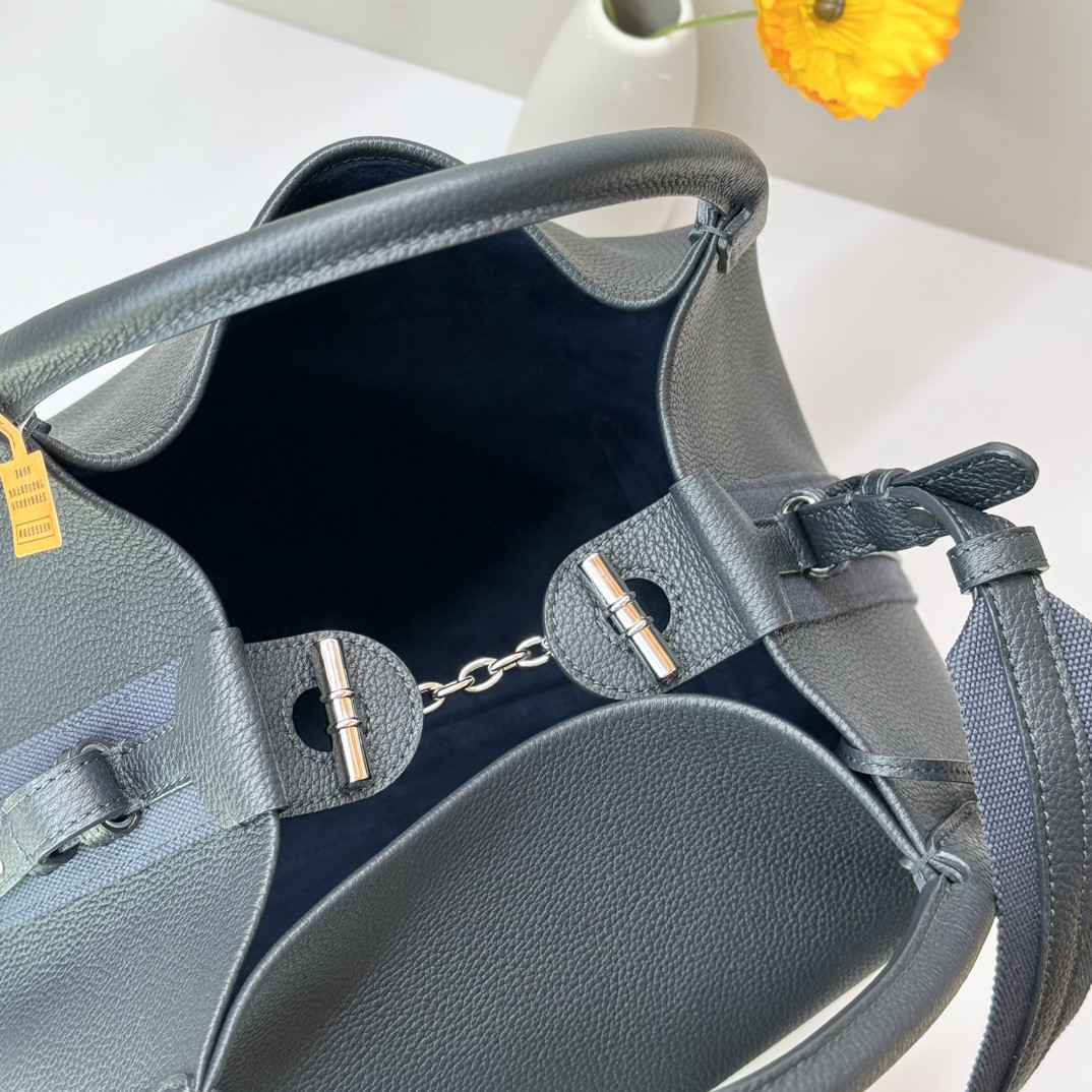 L0r0 P1ana Large Bale Bag Grained Calfskin 24 x 20 x 27 cm