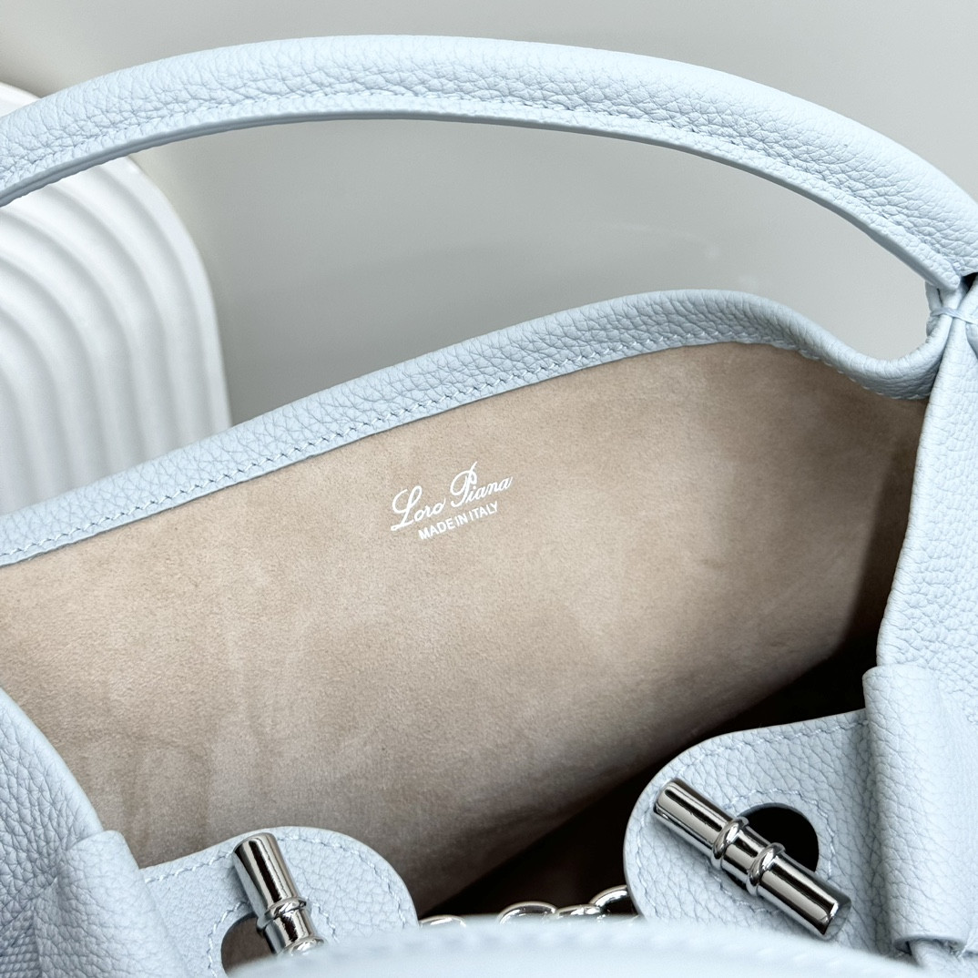 L0r0 P1ana Large Bale Bag Grained Calfskin 24 x 20 x 27 cm