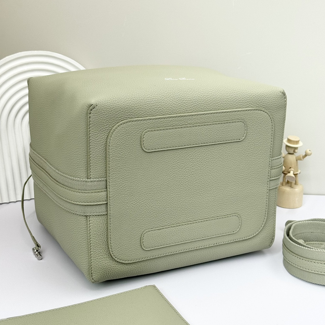 L0r0 P1ana Large Bale Bag Grained Calfskin 24 x 20 x 27 cm