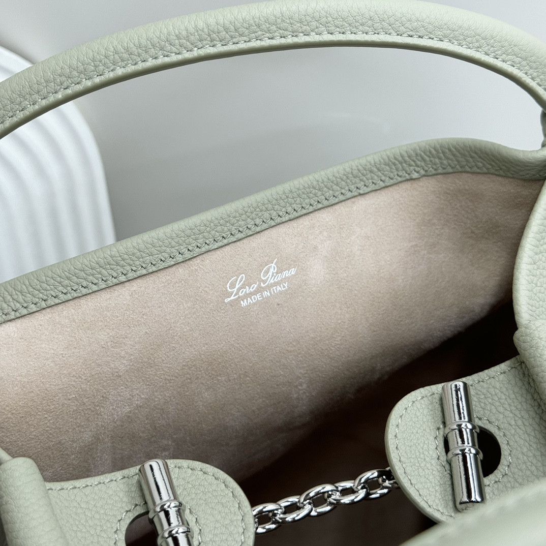 L0r0 P1ana Large Bale Bag Grained Calfskin 24 x 20 x 27 cm