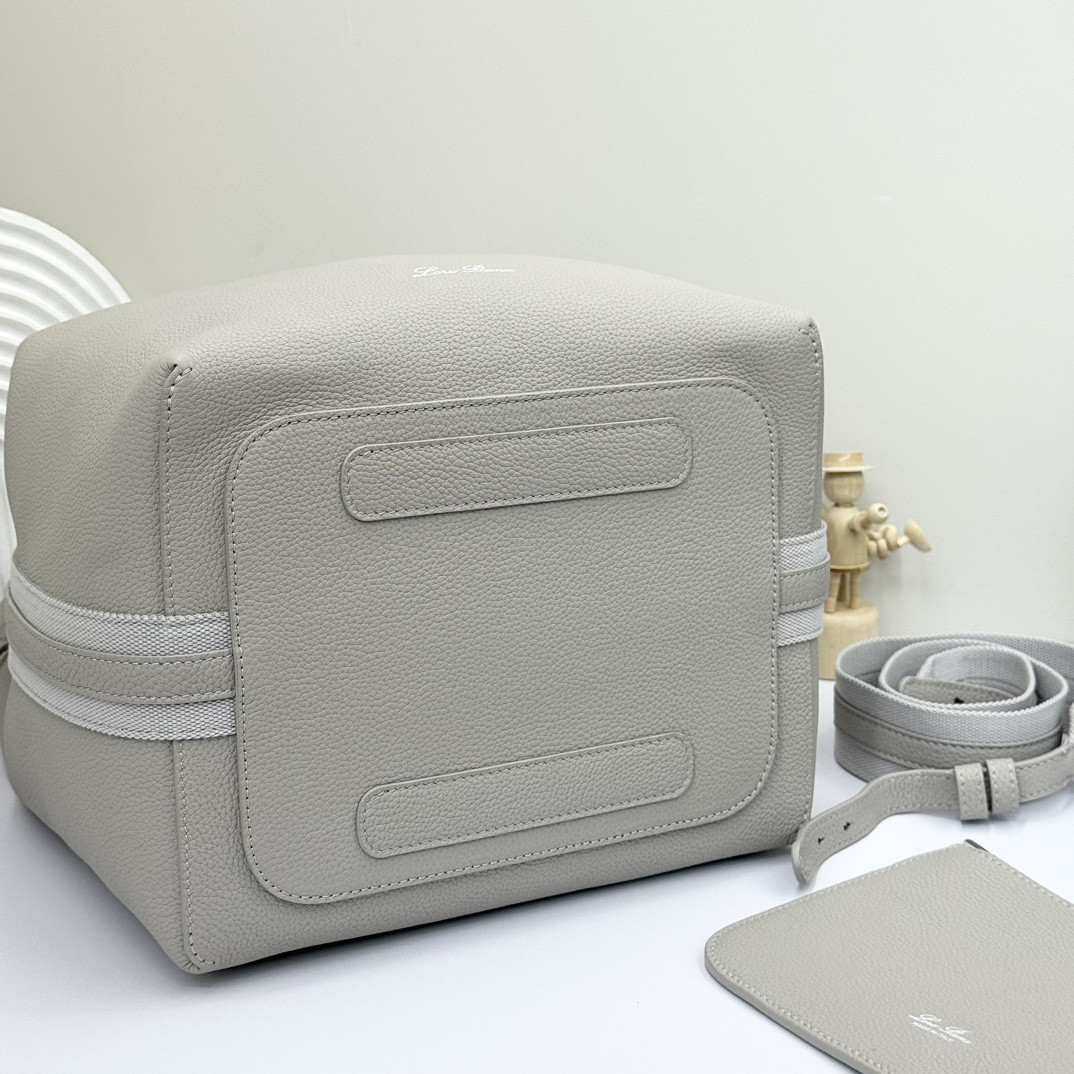 L0r0 P1ana Large Bale Bag Grained Calfskin 24 x 20 x 27 cm