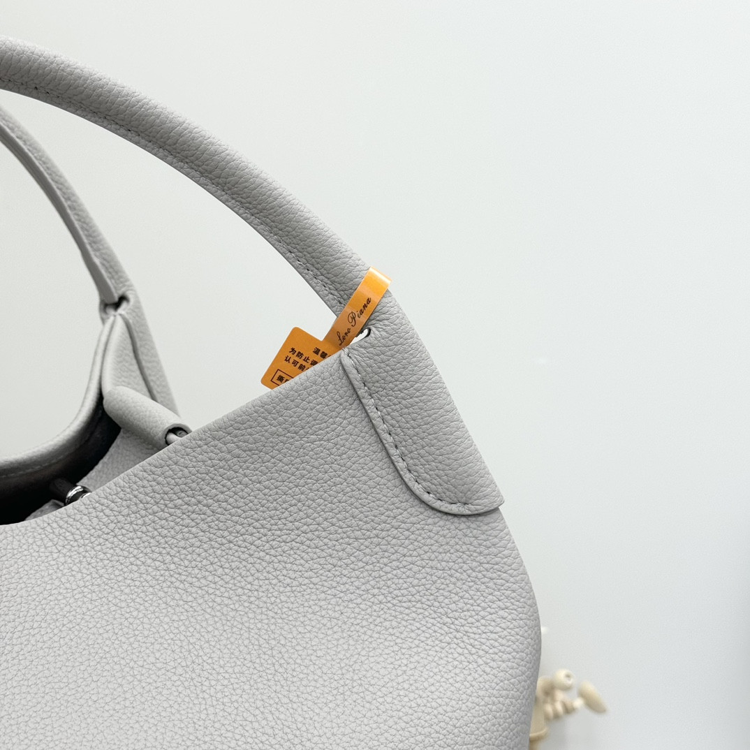 L0r0 P1ana Large Bale Bag Grained Calfskin 24 x 20 x 27 cm