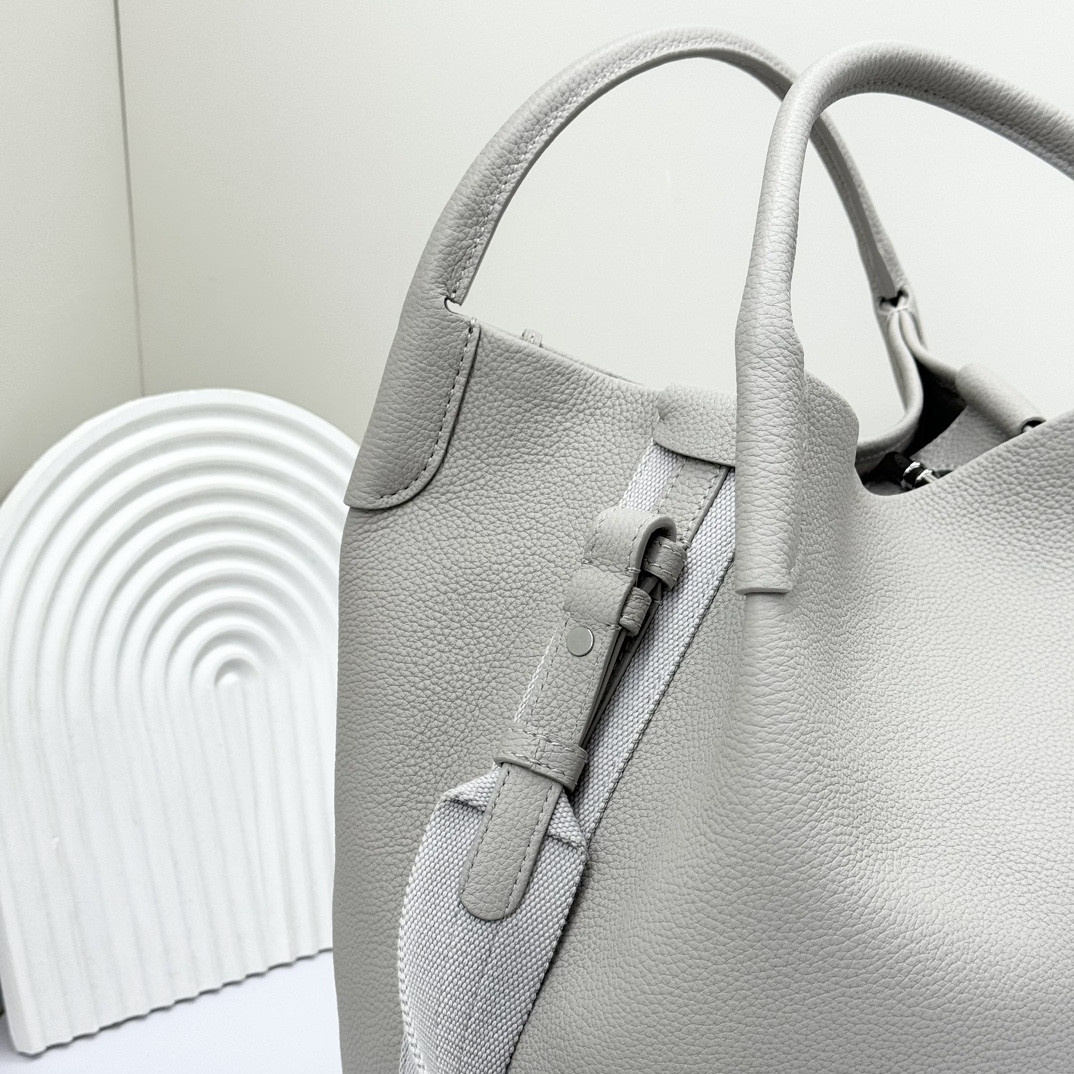 L0r0 P1ana Large Bale Bag Grained Calfskin 24 x 20 x 27 cm