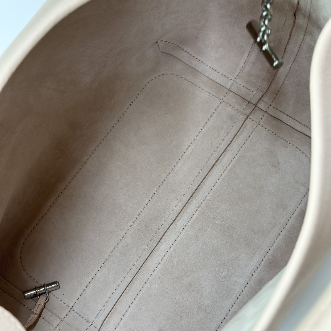 L0r0 P1ana Large Bale Bag Grained Calfskin 24 x 20 x 27 cm