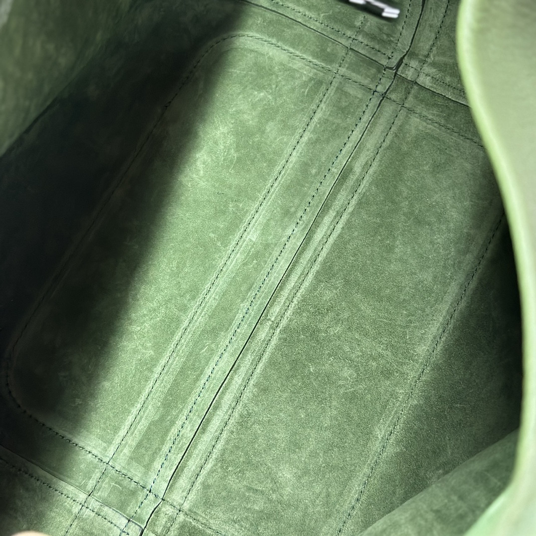 L0r0 P1ana Large Bale Bag Grained Calfskin 24 x 20 x 27 cm