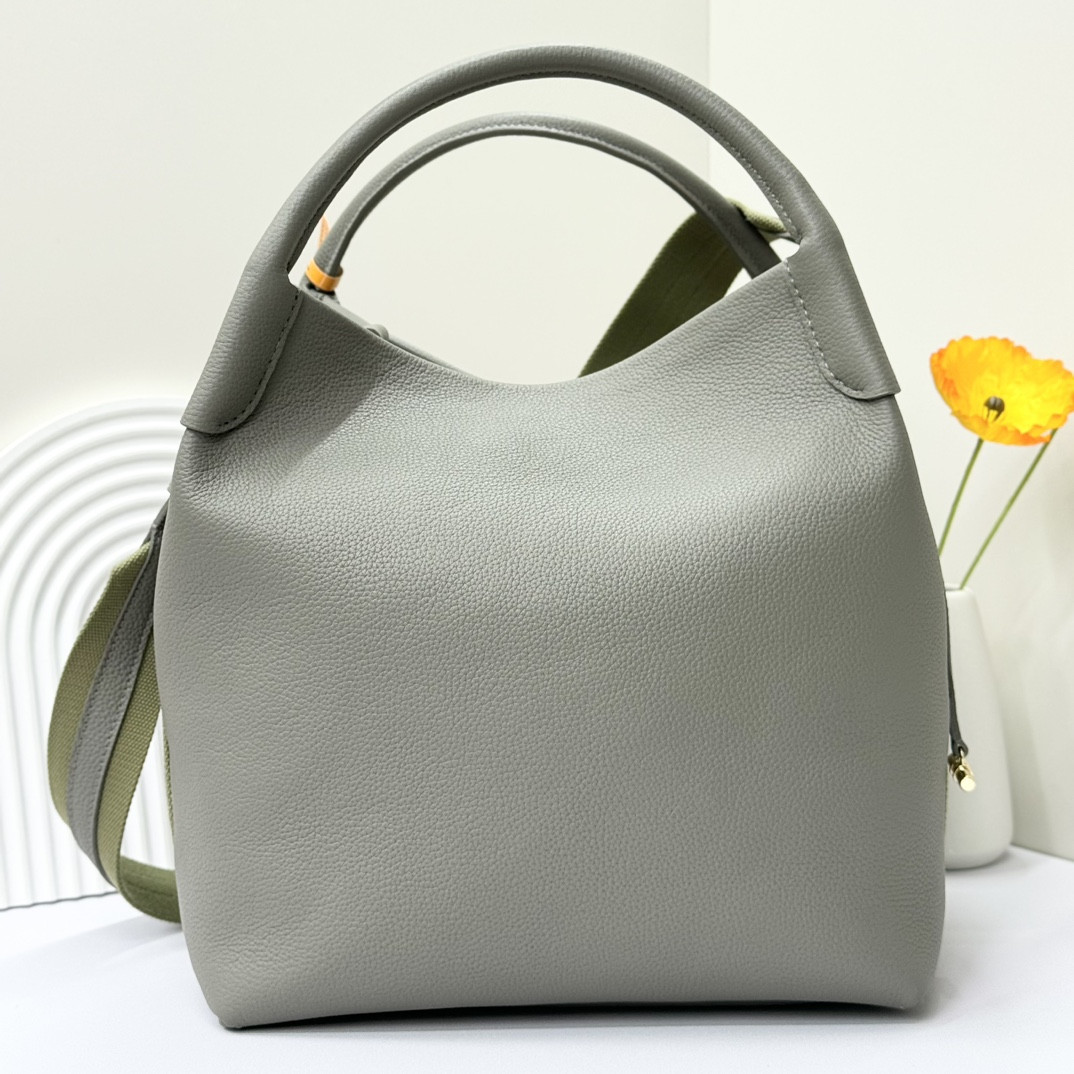 L0r0 P1ana Large Bale Bag Grained Calfskin 24 x 20 x 27 cm