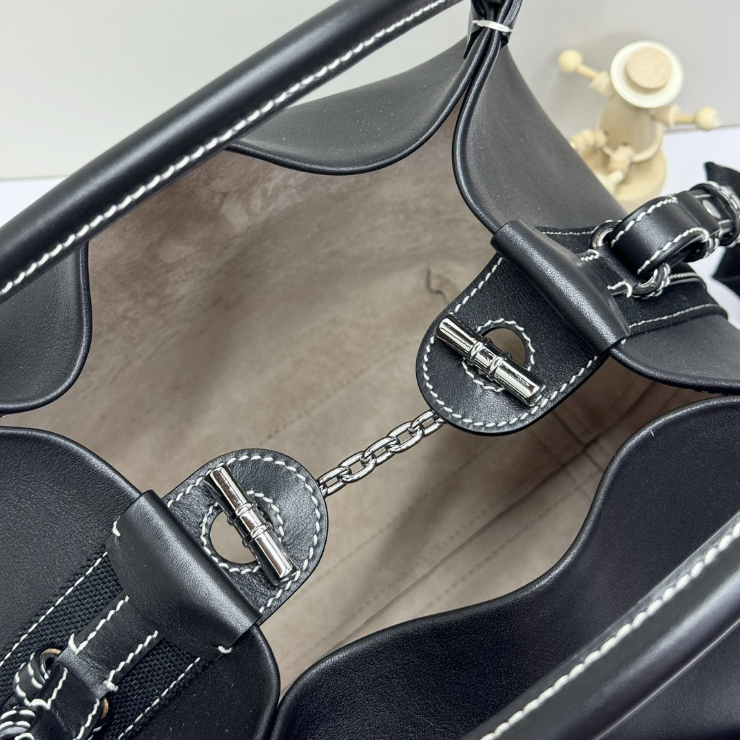 L0r0 P1ana Large Bale Bag Smooth Calfskin 24 x 20 x 27 cm