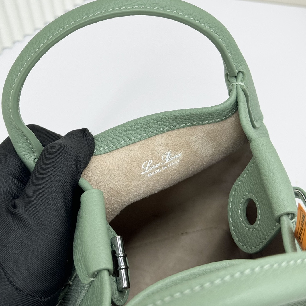 L0r0 P1ana Micro Bale Bag Grained Calfskin 23 x 16 x 14 cm