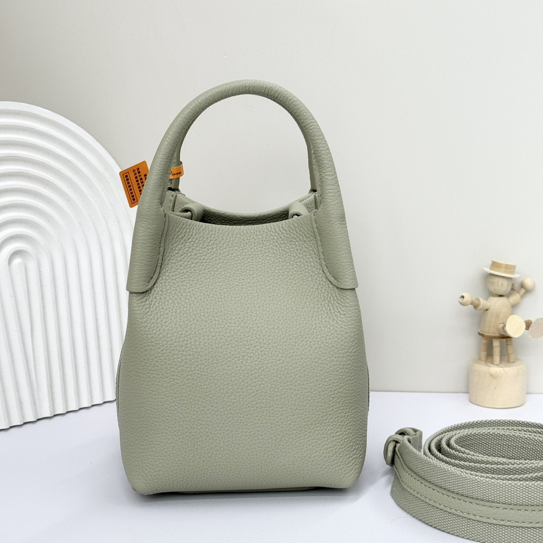 L0r0 P1ana Micro Bale bag Grained Calfskin 23 x 16 x 14 cm