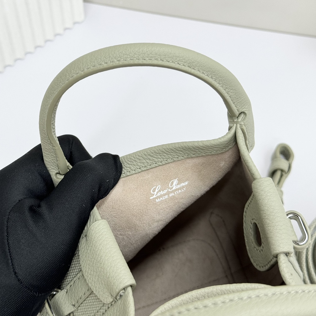 L0r0 P1ana Micro Bale bag Grained Calfskin 23 x 16 x 14 cm