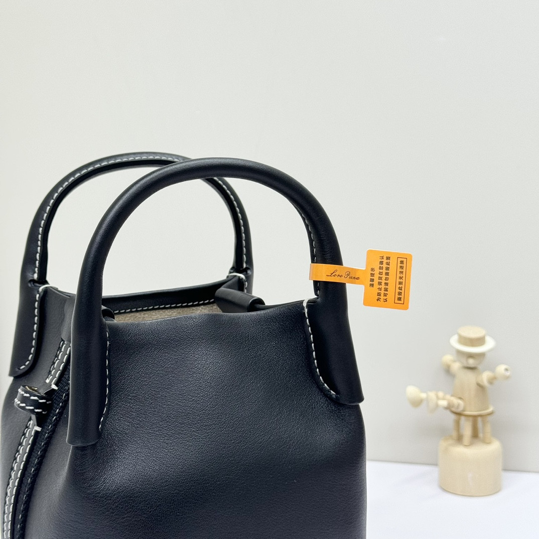 L0r0 P1ana Micro Bale bag Smooth Calfskin 23 x 16 x 14 cm