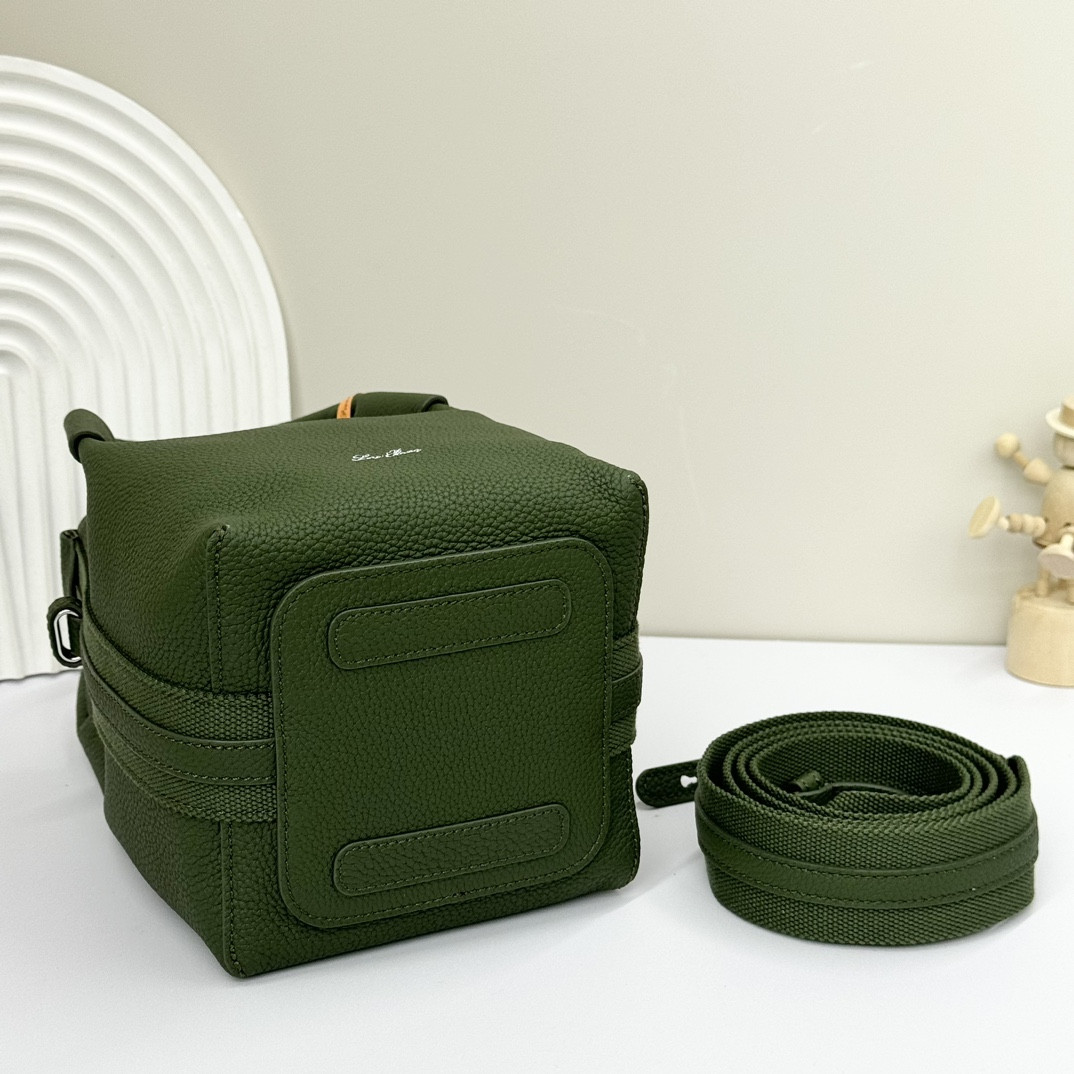 L0r0 P1ana Micro Bale bag Grained Calfskin 23 x 16 x 14 cm