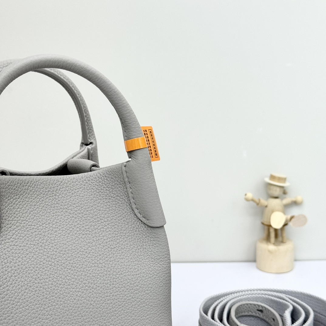 L0r0 P1ana Micro Bale bag Grained Calfskin 23 x 16 x 14 cm