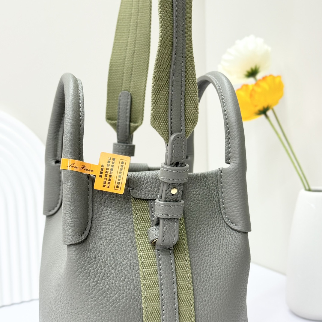 L0r0 P1ana Micro Bale bag Grained Calfskin 23 x 16 x 14 cm