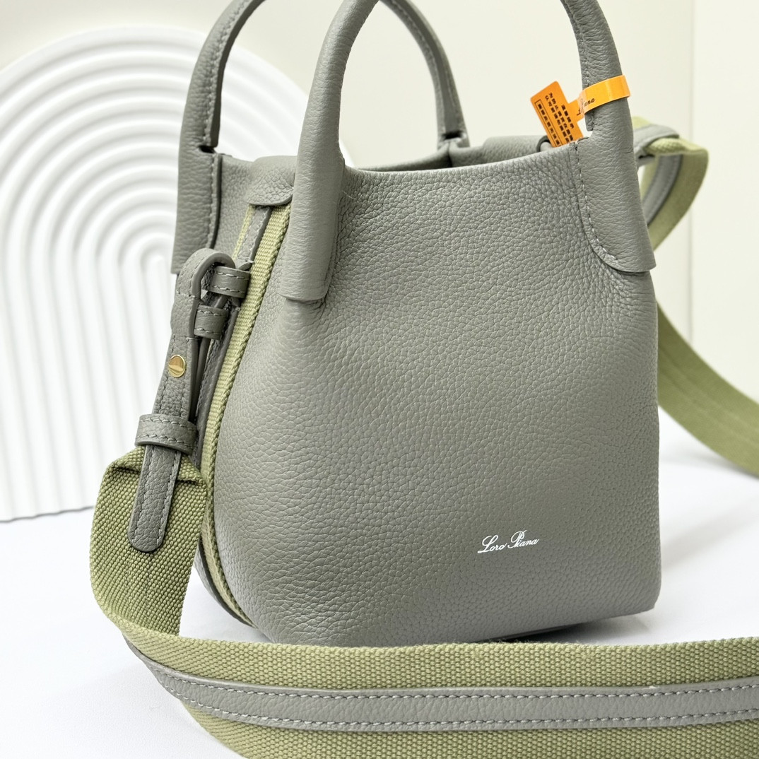 L0r0 P1ana Micro Bale bag Grained Calfskin 23 x 16 x 14 cm