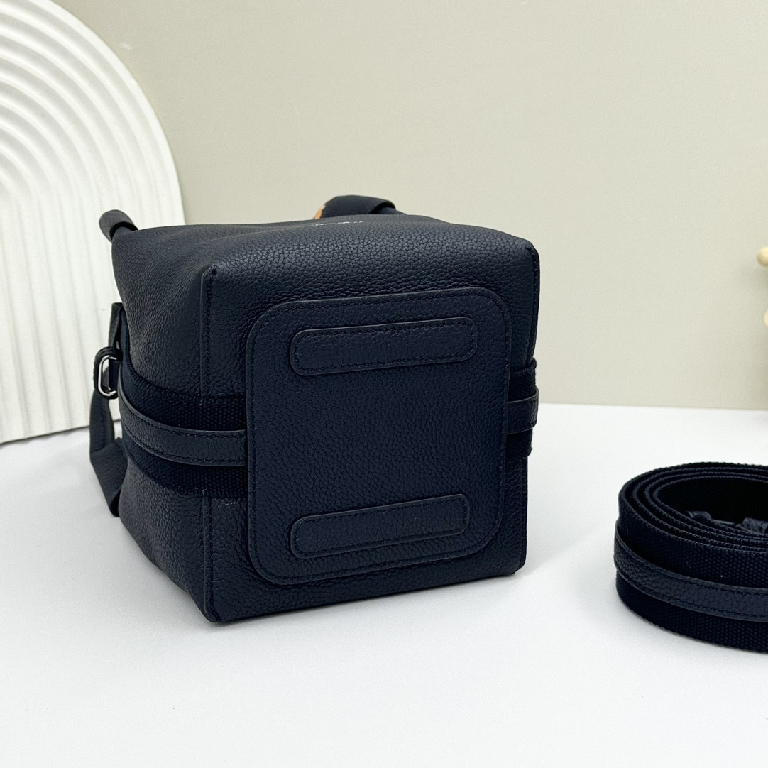 L0r0 P1ana Micro Bale bag Grained Calfskin 16x13x13cm