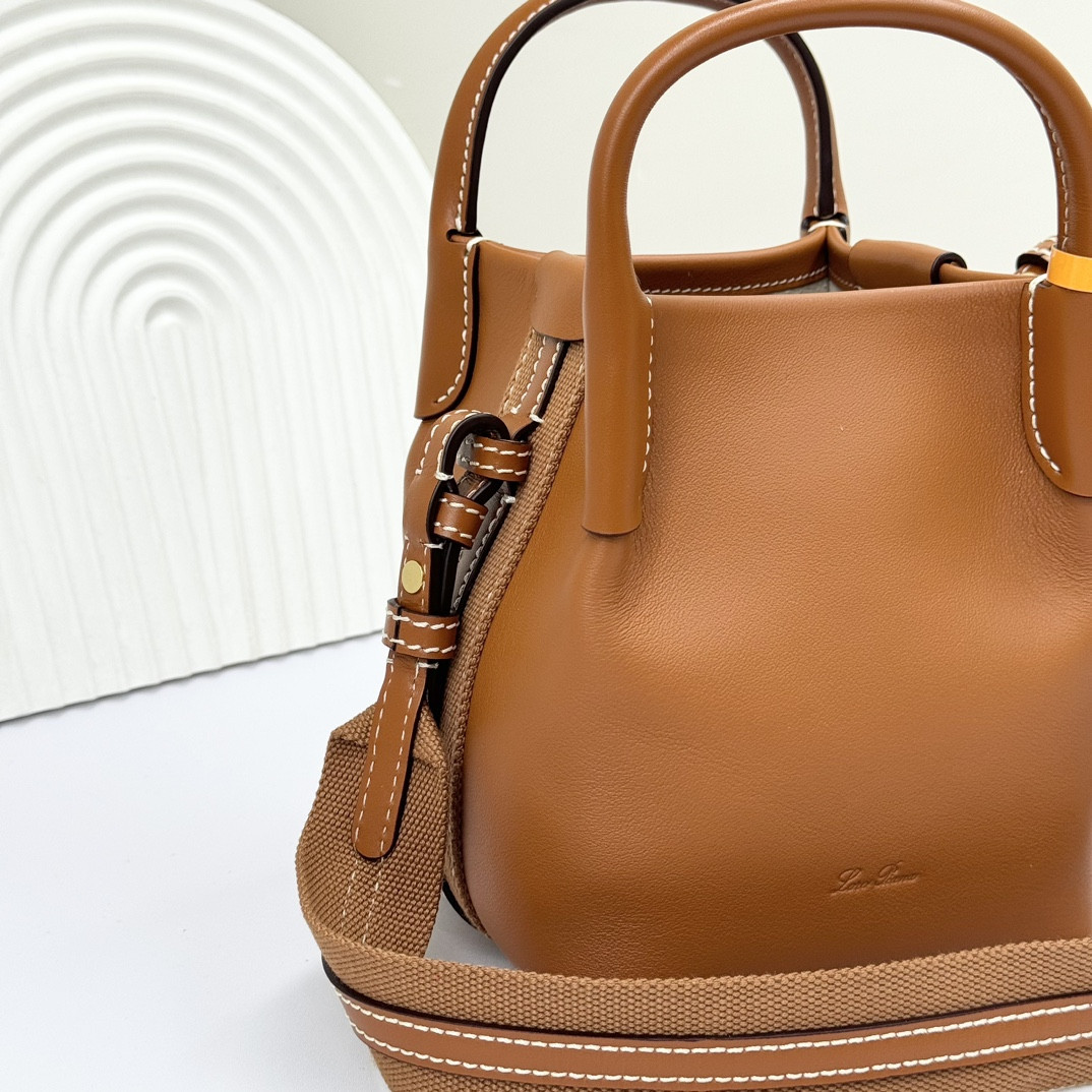 L0r0 P1ana Micro Bale bag Smooth Calfskin 23 x 16 x 14 cm