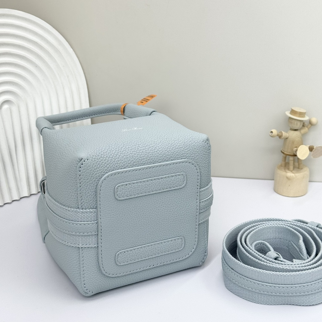 L0r0 P1ana Micro Bale bag Grained Calfskin 23 x 16 x 14 cm