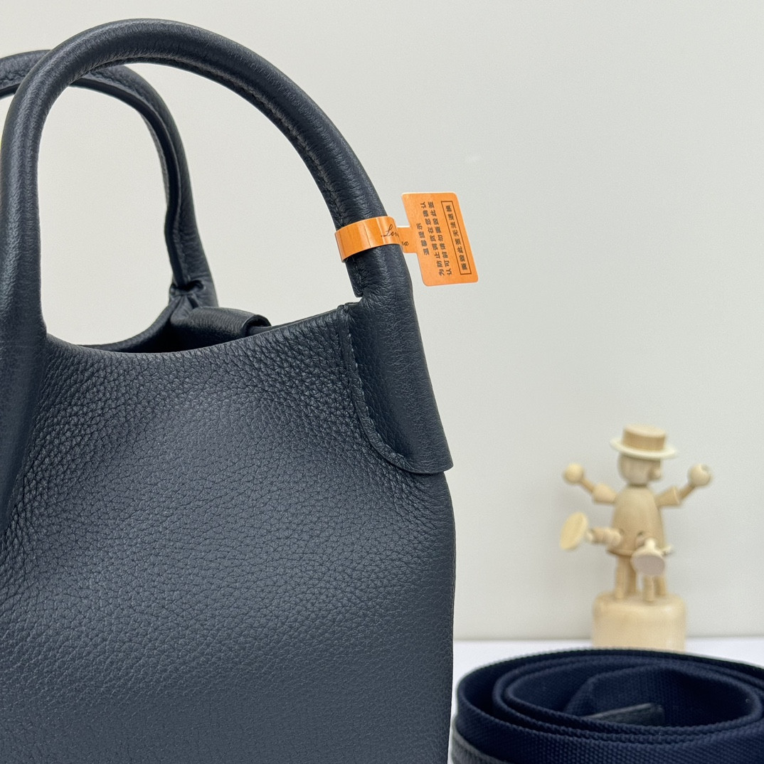 L0r0 P1ana Micro Bale bag Grained Calfskin 23 x 16 x 14 cm