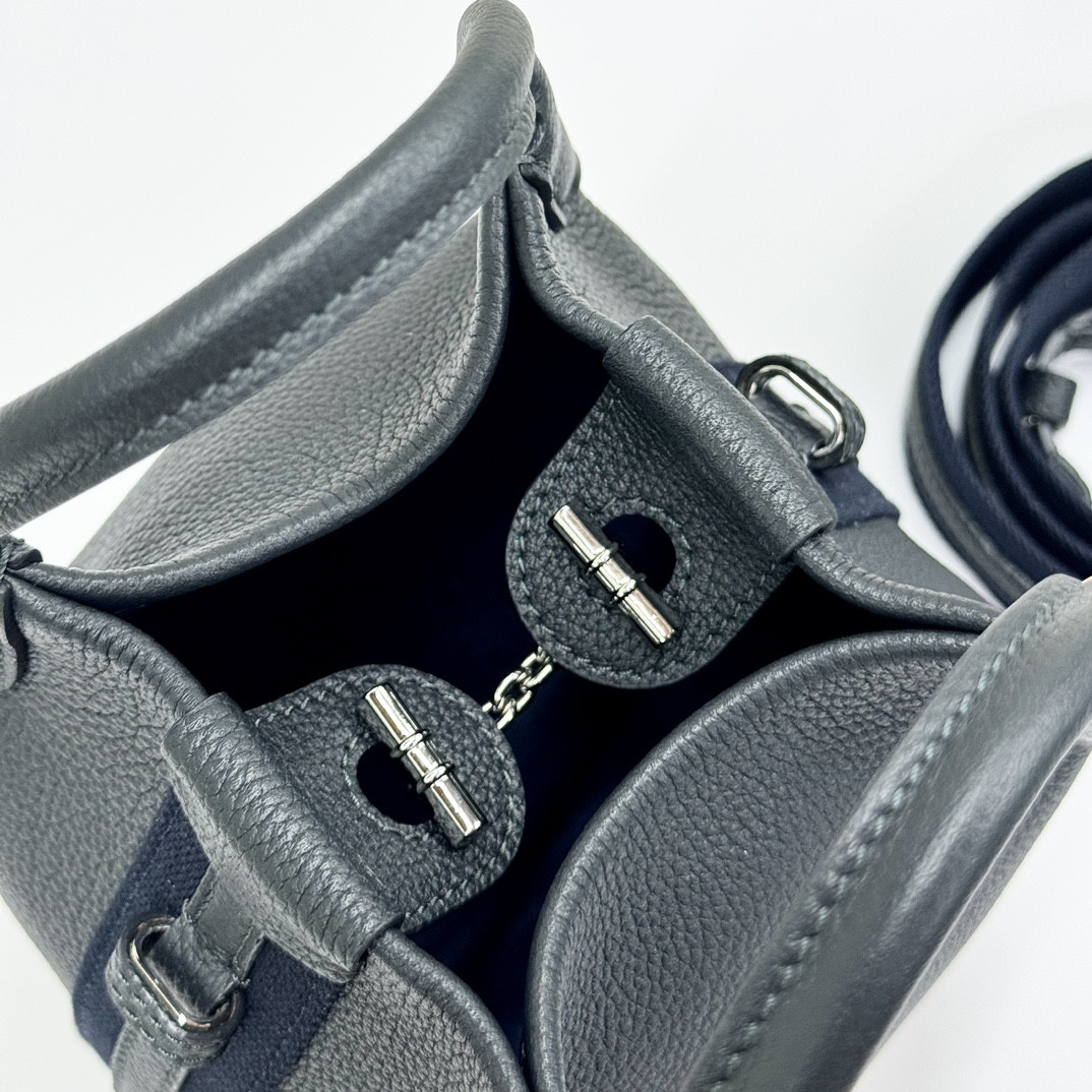 L0r0 P1ana Micro Bale bag Grained Calfskin 23 x 16 x 14 cm