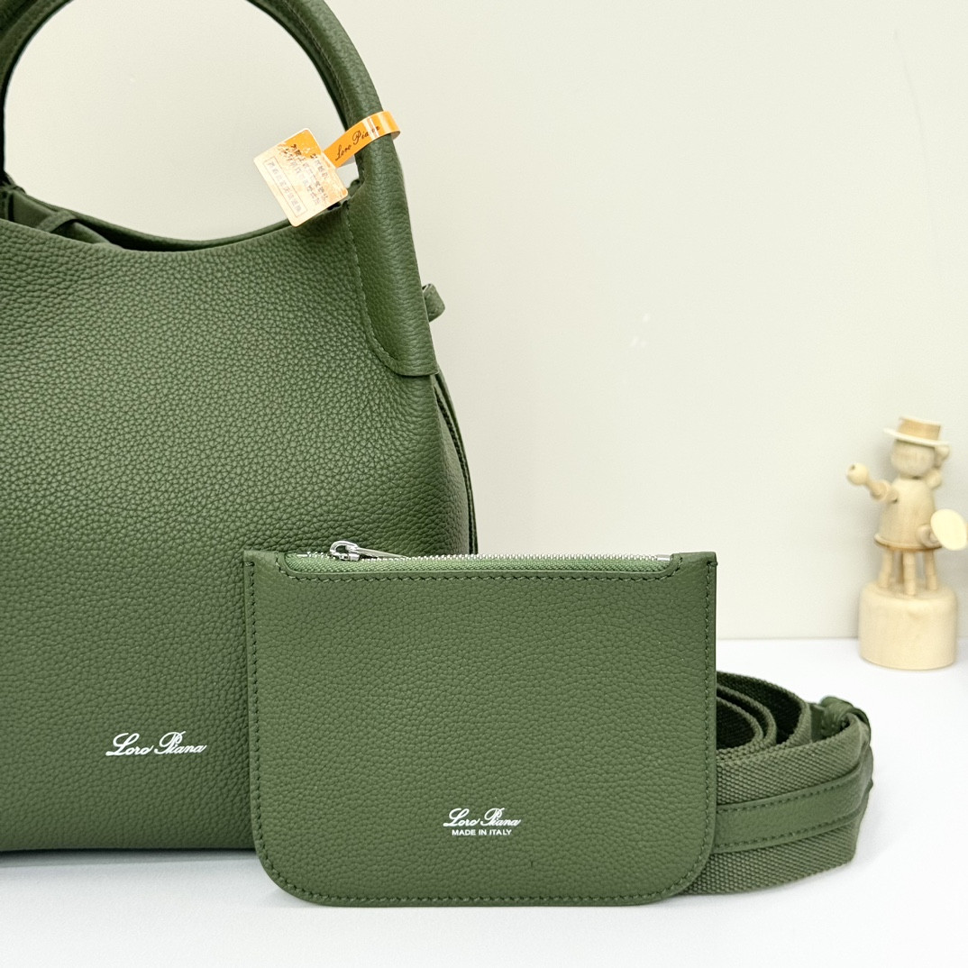 L0r0 P1ana Small Bale Bag Grained Calfskin 17 x 17 x 21 cm