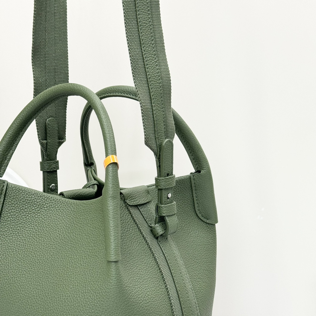 L0r0 P1ana Small Bale Bag Grained Calfskin 17 x 17 x 21 cm