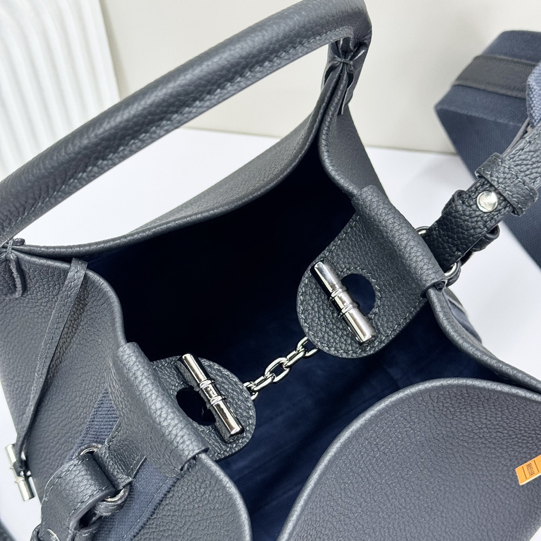 L0r0 P1ana Small Bale Bag Black Grained Calfskin 17 x 17 x 21 cm