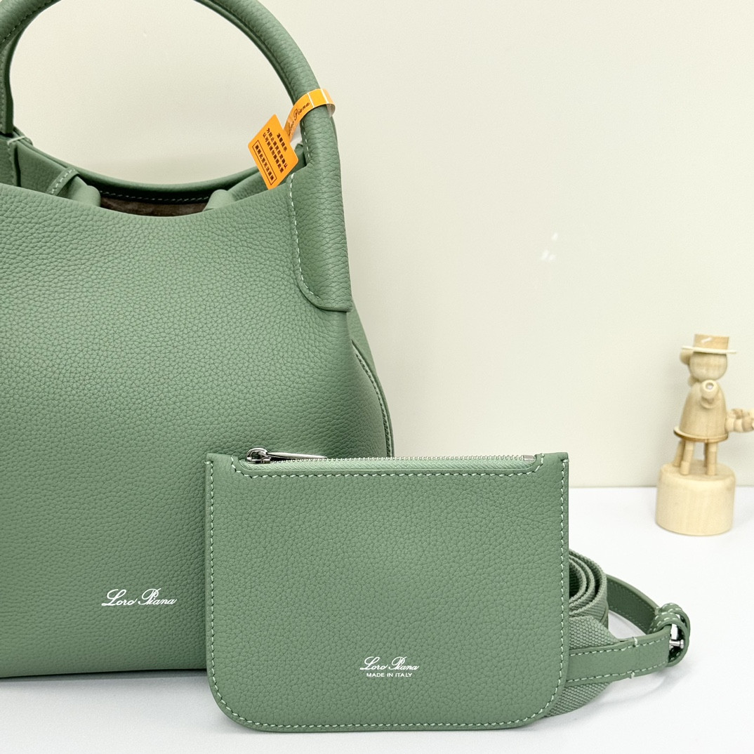 L0r0 P1ana Small Bale Bag Grained Calfskin 17 x 17 x 21 cm