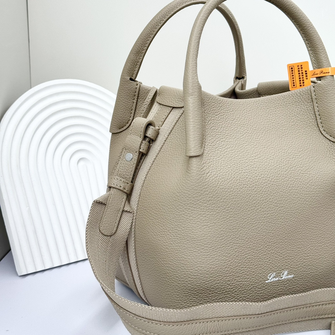 L0r0 P1ana Small Bale Bag Grained Calfskin 17 x 17 x 21 cm