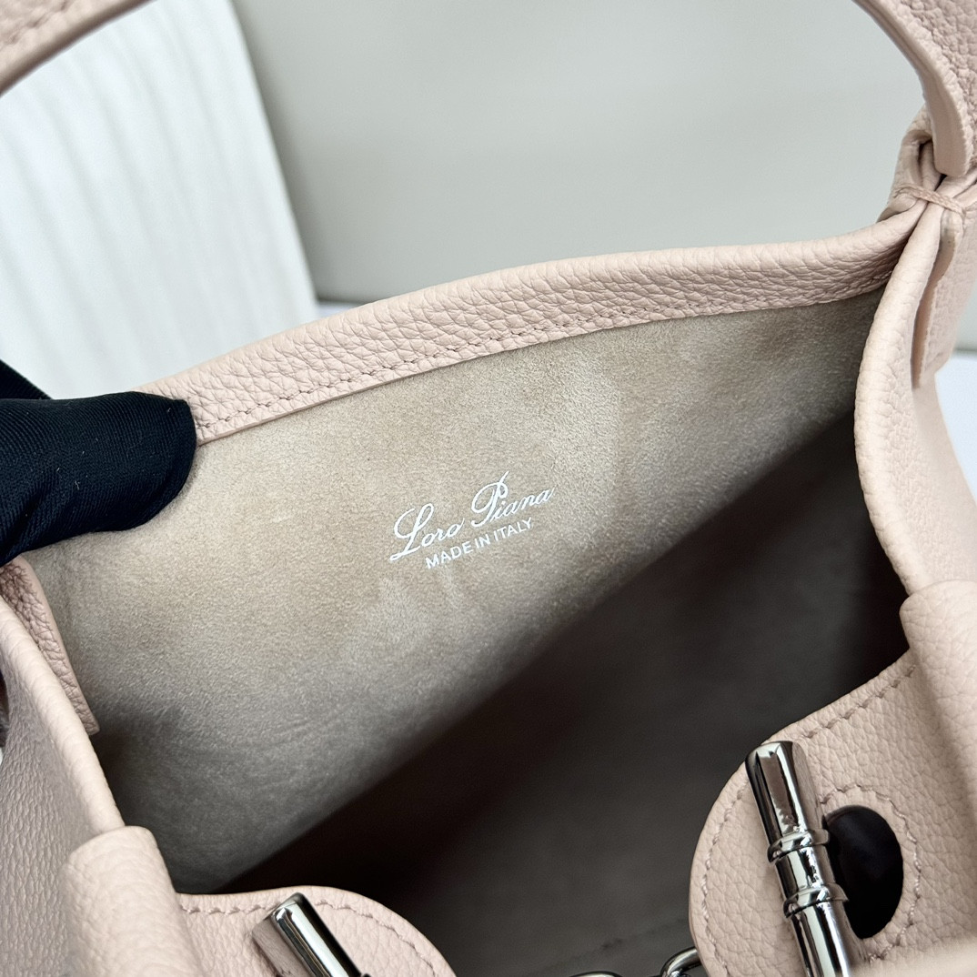 L0r0 P1ana Small Bale Bag Grained Calfskin 17 x 17 x 21 cm