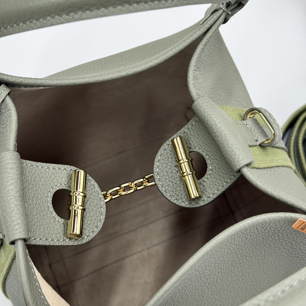 L0r0 P1ana Small Bale Bag Grained Calfskin 17 x 17 x 21 cm