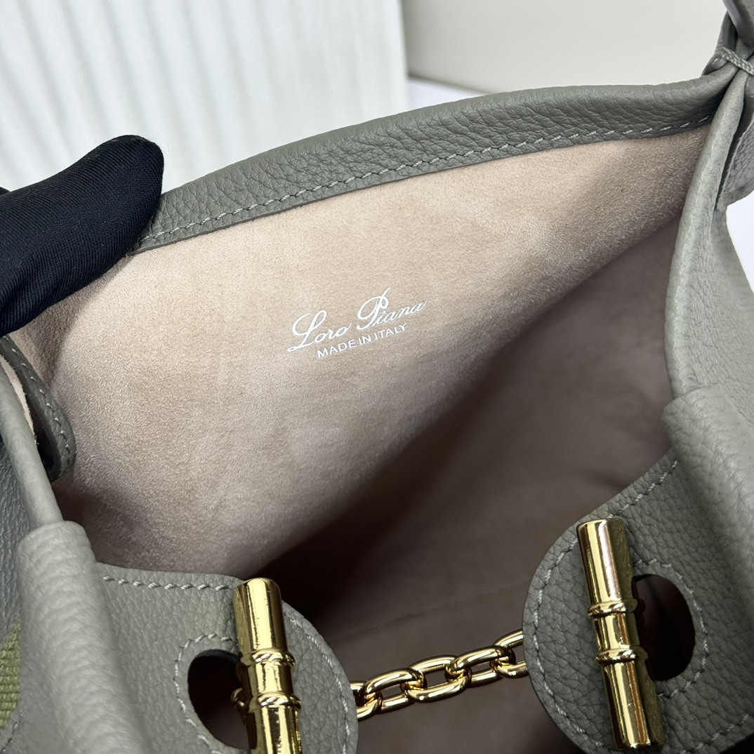 L0r0 P1ana Small Bale Bag Grained Calfskin 17 x 17 x 21 cm