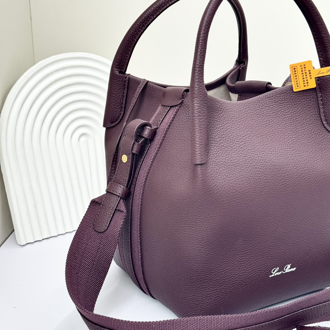 L0r0 P1ana Small Bale Bag Grained Calfskin 17 x 17 x 21 cm