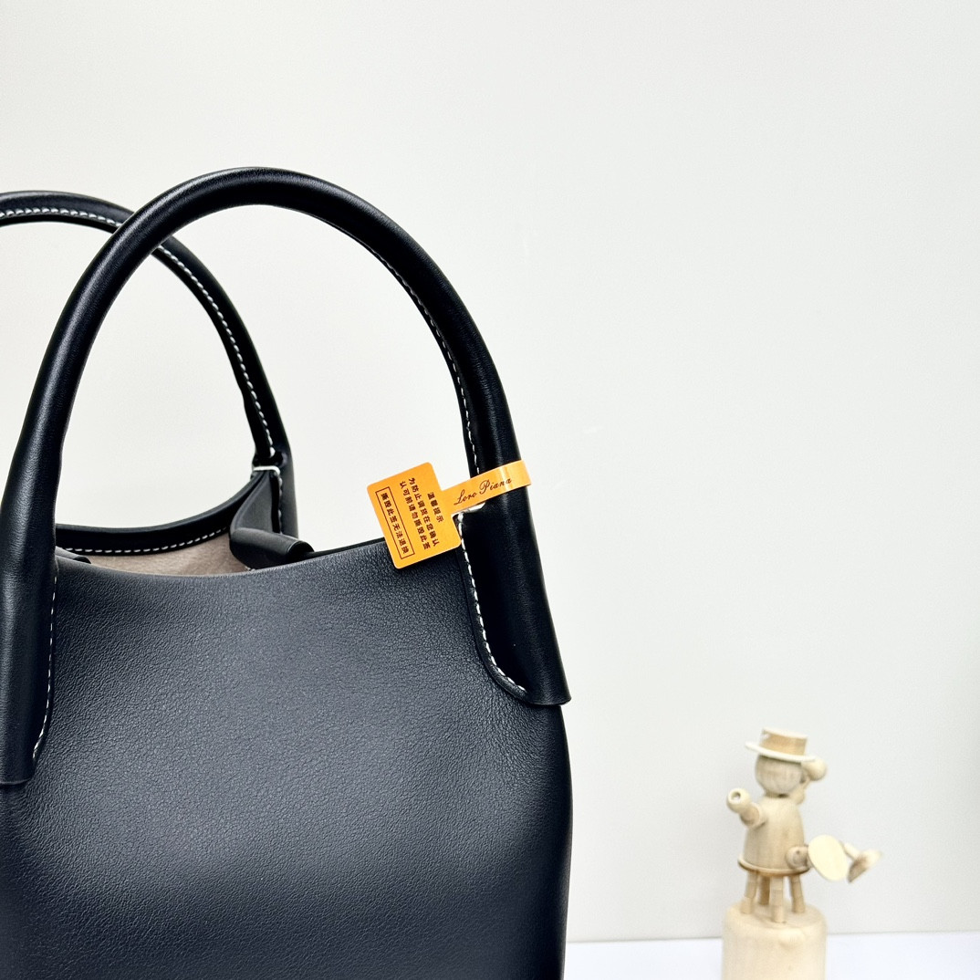 L0r0 P1ana Small Bale Bag Calfskin 17 x 17 x 21 cm