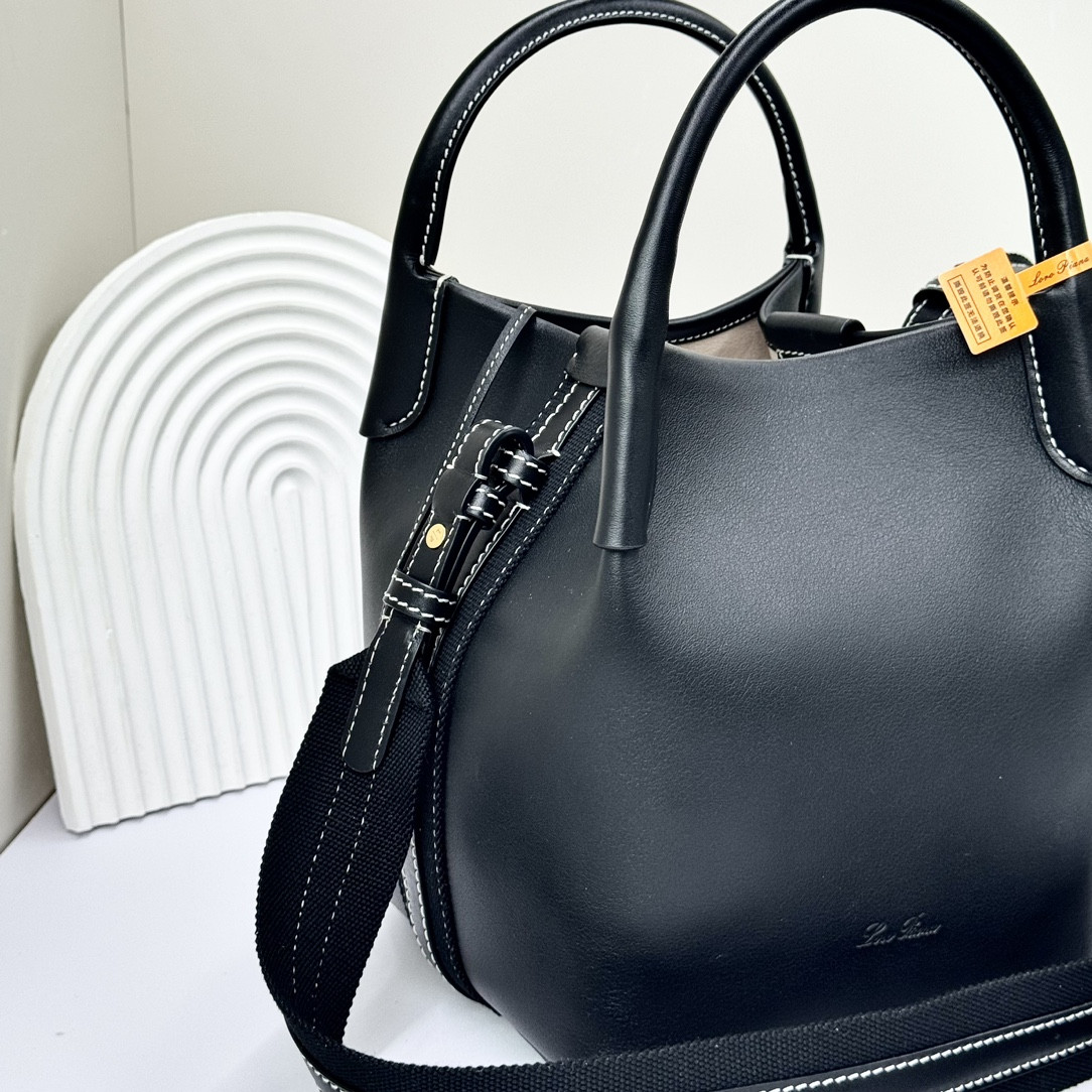 L0r0 P1ana Small Bale Bag Calfskin 17 x 17 x 21 cm