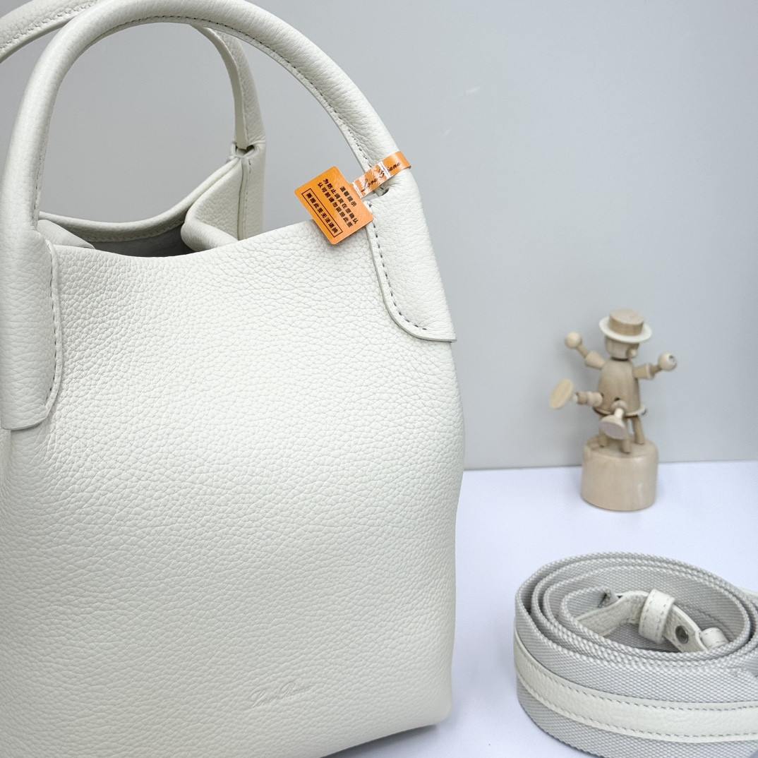 L0r0 P1ana Small Bale Bag Grained Calfskin 17 x 17 x 21 cm